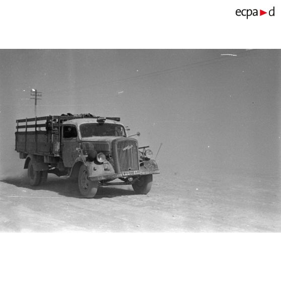 Un camion Opel Blitz de la 3e colonne de ravitaillement de la 15.Panzer Division (15-Pz.Div.).