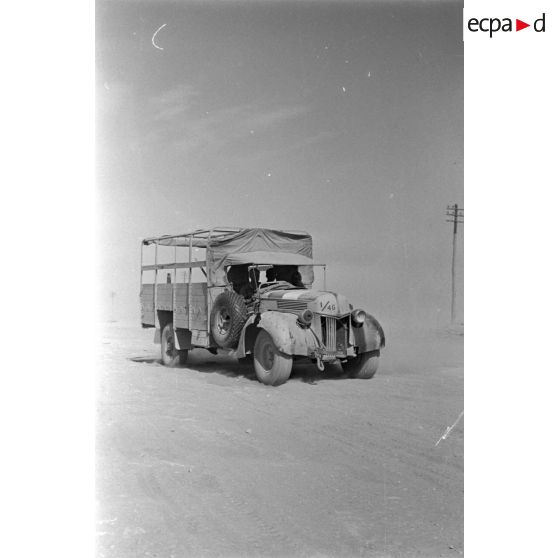 Passage d'un camion d'origine britannique capturé par l'armée allemande.