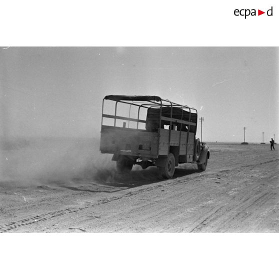 Passage d'un camion d'origine britannique capturé par l'armée allemande.