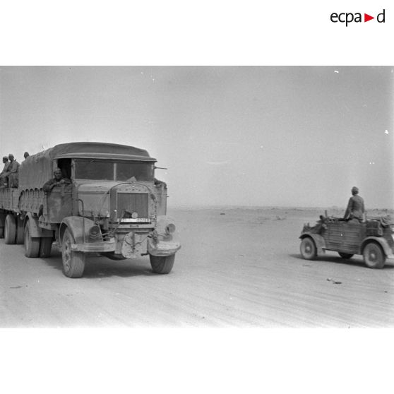 Passage d'un camion italien et d'une Kübelwagen allemande.