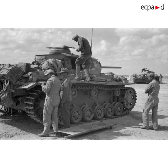 Evacuation d'un blessé faisant partie de l'équipage d'un char allemand Panzer III (Pz-III Ausf-J).