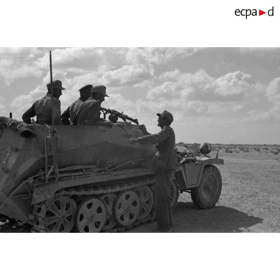  Le général (Generalmajor) Hans Graf von Sponeck à bord d'un blindé SdKfz-250.