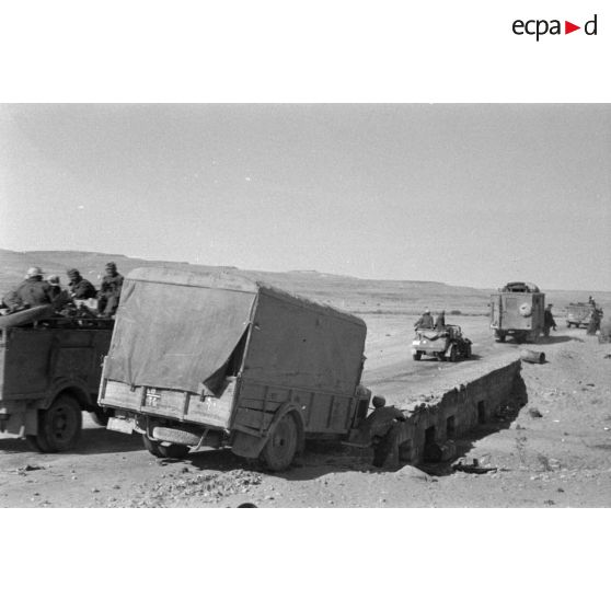 Une colonne de véhicules allemands se porte vers le col d'Halfaya.