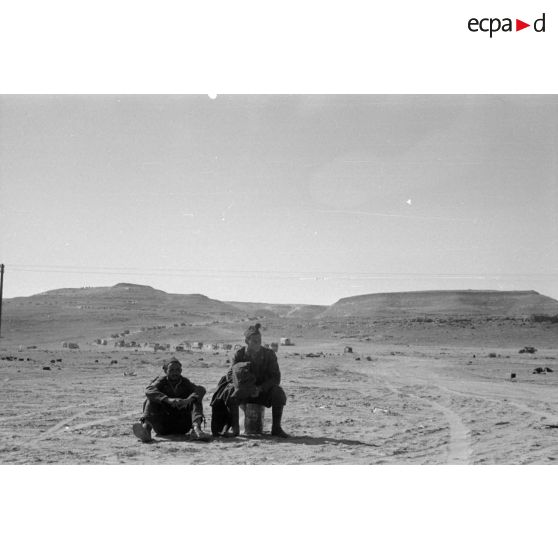 Deux soldats italiens devant la route qui mène au col d'Halfaya.