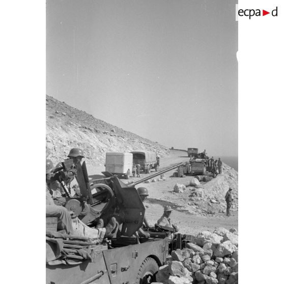 Un canon de 2 cm Flak.38 installé sur une voiture Horch Kfz.18 de la Luftwaffe.