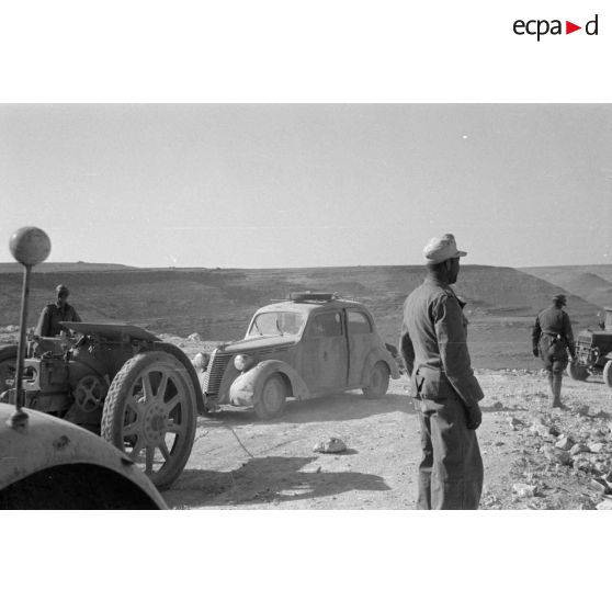 Une colonne de véhicules divers, ici un canon italien et une voiture allemande.