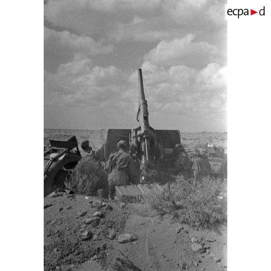 Une pièce de 8,8 cm FlaK-37 en action.