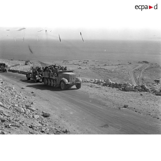 Un semi-chenillé Sd.Kfz.8 tracte une pièce de 8,8 cm FlaK sur la Via Balbia.