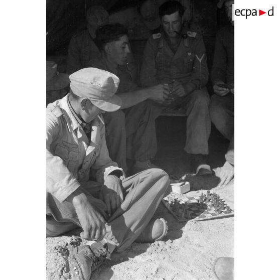 Moment de détente dans un abri pour des soldats allemands, ici jeu d'échecs.