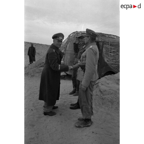 Visite du maréchal Generalfeldmarschall Erwin Rommel au PC du général (Generalmajor) von Sponeck.