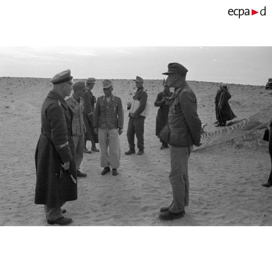 Visite du maréchal Generalfeldmarschall Erwin Rommel au PC du général (Generalmajor) von Sponeck.