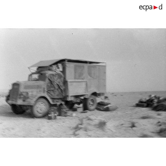 Un chauffeur devant un camion Opel Blitz de la PK Afrika.