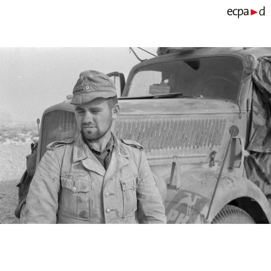 Un chauffeur devant un camion Opel Blitz de la PK Afrika.