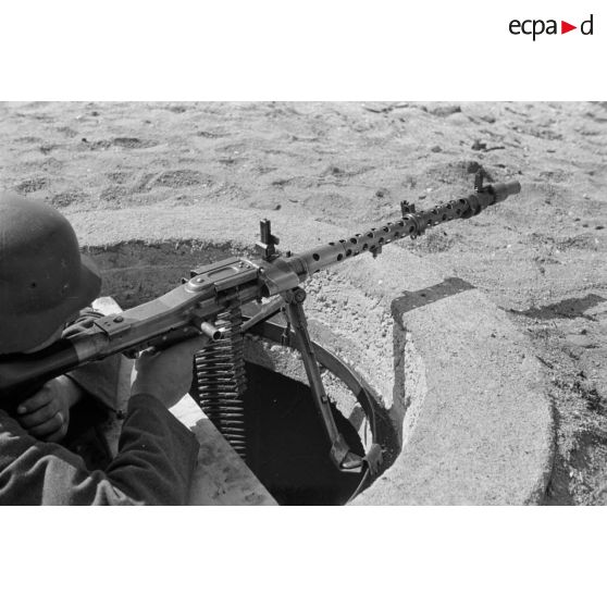 Démonstration de la mise en place d'une mitrailleuse MG-34 à partir d'un tobrouk.