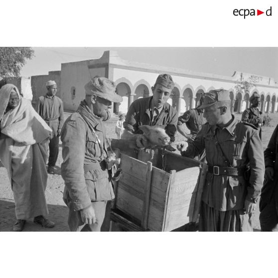 Visite d'un village par les soldats de la PK Afrika. Prises de contacts avec des soldats italiens et des civils.