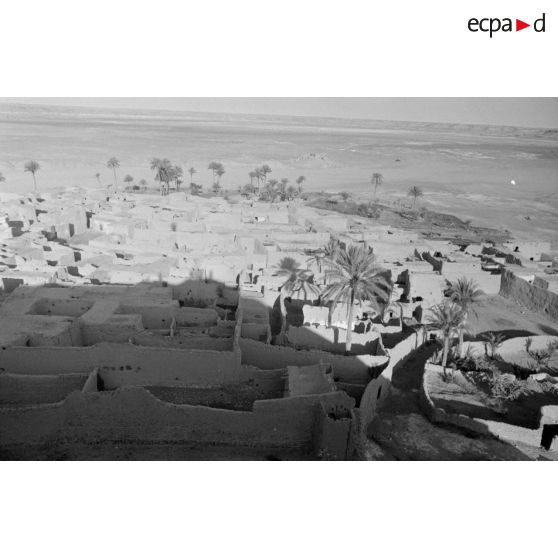 Un groupe d'officiers et de soldats observent la vallée et le village depuis une colline.