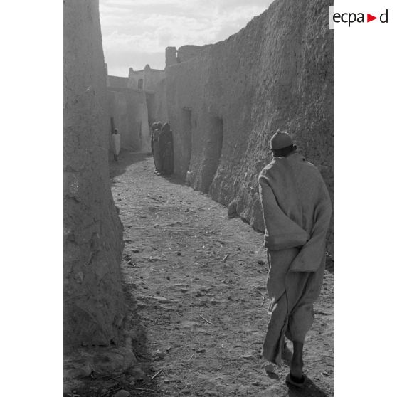 Une rue d'un village libyen.