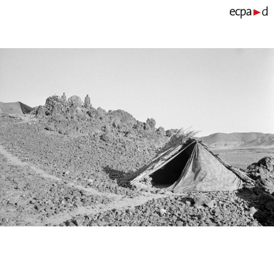 Deux soldats des troupes coloniales italiennes montent la garde près d'une alvéole et d'une tente.