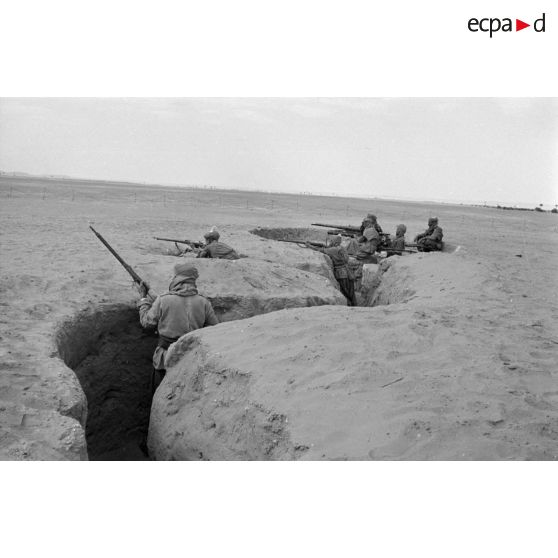 Soldats italiens en position dans leur tranchée.