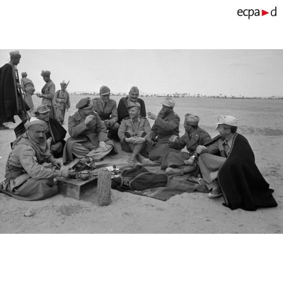 Deux officiers allemands prennent le thé avec des officiers italiens et soldats de la Compagnia Sahariana.