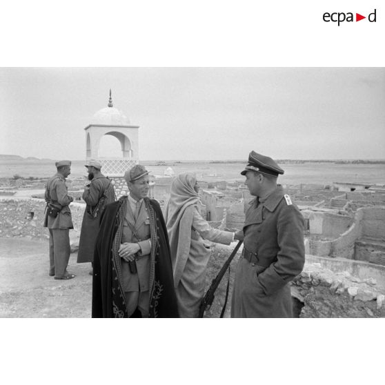 Visite du fort par les officiers allemands accompagnés de leurs homologues italiens.