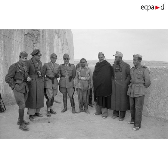 Lors de la visite d'un fort tenu par des artilleurs italiens, un portrait de groupes d'officiers italiens et allemands.