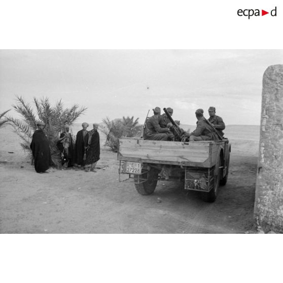 Un camion italien dont la plate-forme est occupée par un canon de 4,7 cm Boehler.