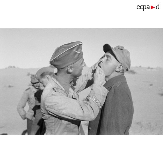 Un lieutenant (Oberleutnant) des Sanitätstruppen ausculte un soldat.