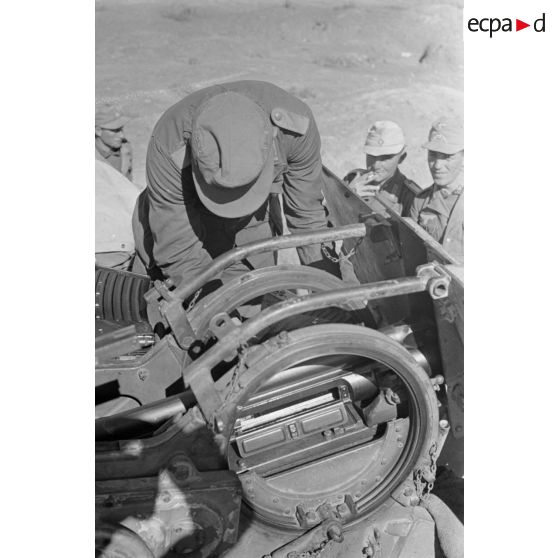 Un servant approvisionne un canon de DCA de 2 cm FlaK 38.