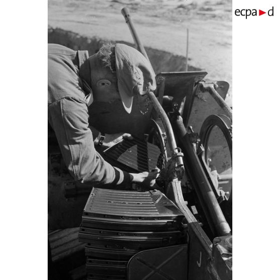 Un servant approvisionne un canon de DCA de 2 cm FlaK 38.