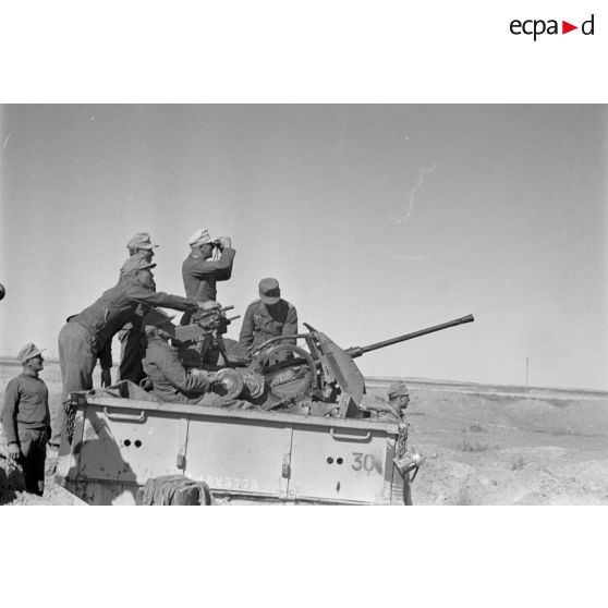 Tir d'un canon de DCA de 2 cm FlaK 38 installé sur un camion Ford 3T.