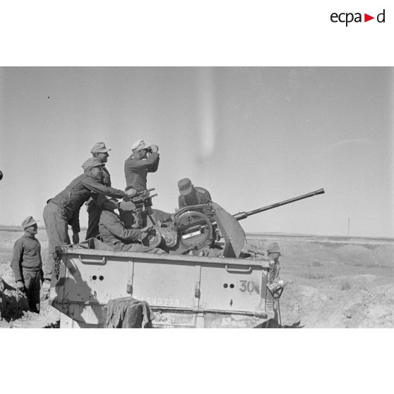 Tir d'un canon de DCA de 2 cm FlaK 38 installé sur un camion Ford 3T.