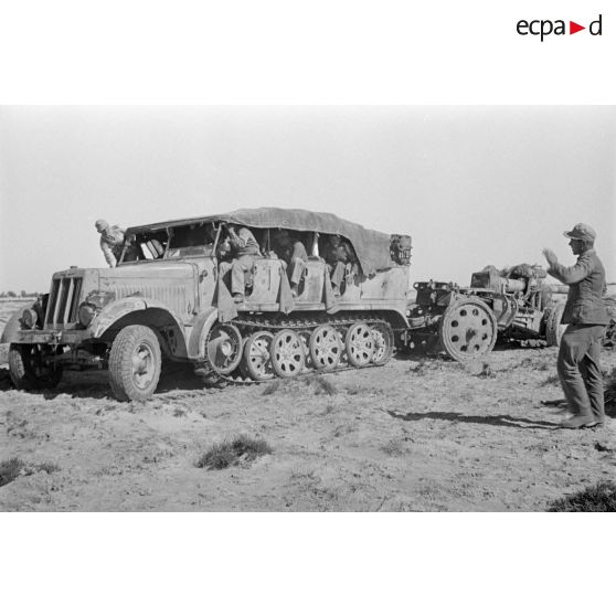 Le semi-chenillé SdKfz-7 tracte le canon de 10 cm Kanone 18.