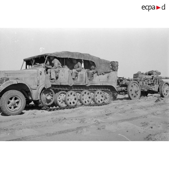 Le semi-chenillé SdKfz-7 tracte le canon de 10 cm Kanone 18.