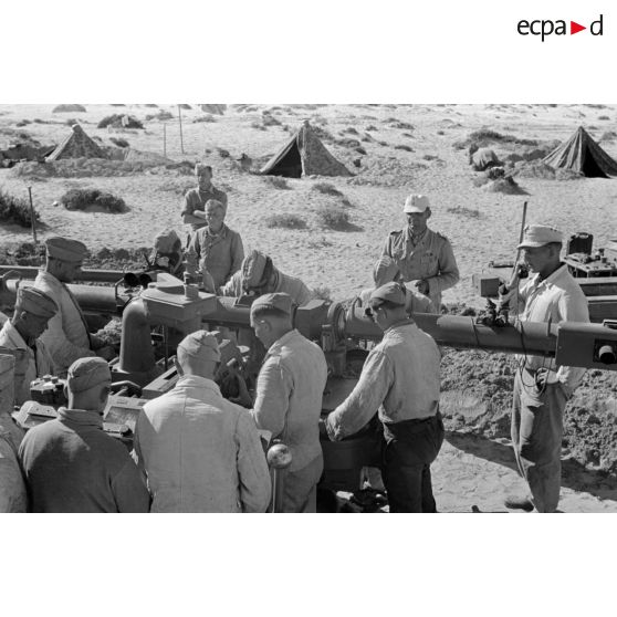 Equipe de direction de tir de la Luftwaffe emploie un Kommandogerät-36 servant de guide au tir d'une batterie de 8,8 cm FlaK.