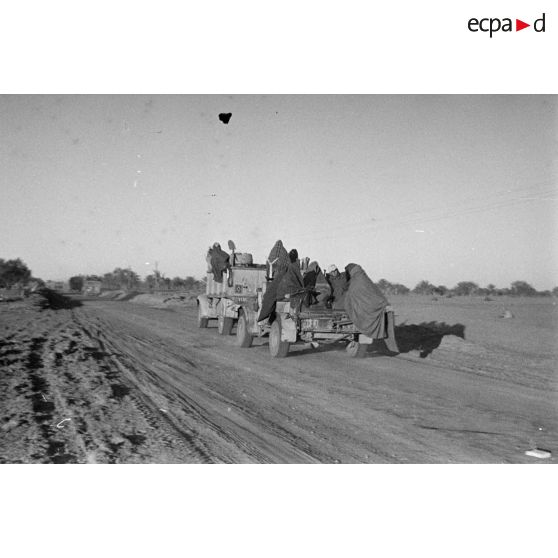 Une unité de FlaK se déplace an convoi sur une route. Elle est équipée de véhicules allemands et anglais.