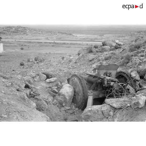 Un canon de 47 mm AC SA M37 détruit sur sa position dans un secteur montagneux.