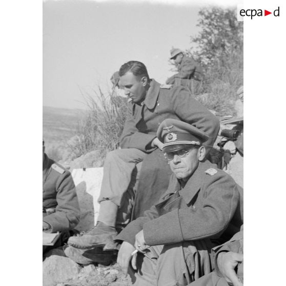 Un groupe d'officiers allemands de la 21e division blindée allemande (21-Panzer Division) est réuni au sommet d'une colline.