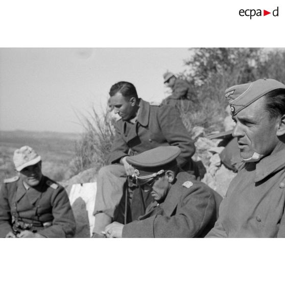 Un groupe d'officiers allemands de la 21-Pz.Div. est réuni au sommet d'une colline.