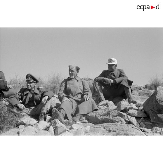 Un groupe d'officiers allemands de la 21-Pz.Div. est réuni au sommet d'une colline.