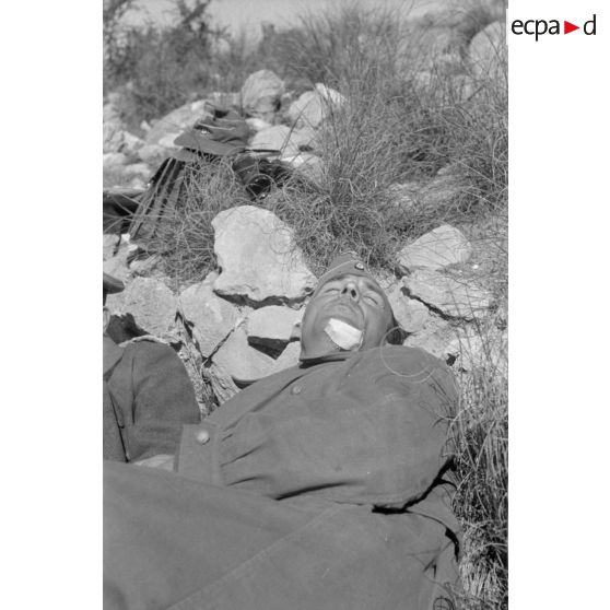 Un groupe d'officiers allemands de la 21-Pz.Div. est réuni au sommet d'une colline.