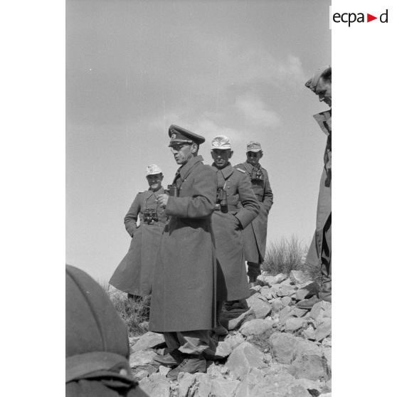 Un groupe d'officiers allemands de la 21-Pz.Div. est réuni au sommet d'une colline.