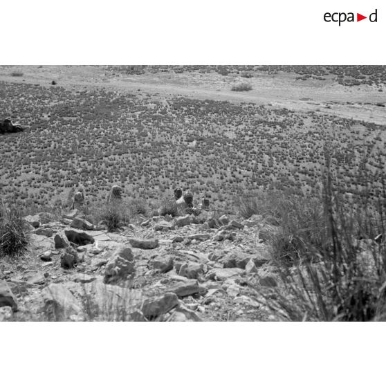 Des soldats d'une unité coloniale italienne ou des bédouins sont postés à flanc de colline.