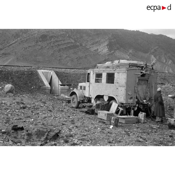 Un véhicule Kfz-62 est garé près d'une ligne de chemin de fer.