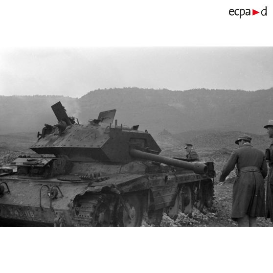  Le maréchal Rommel accompagné d'officiers allemands examine des carcasses de chars britanniques Crusader III.