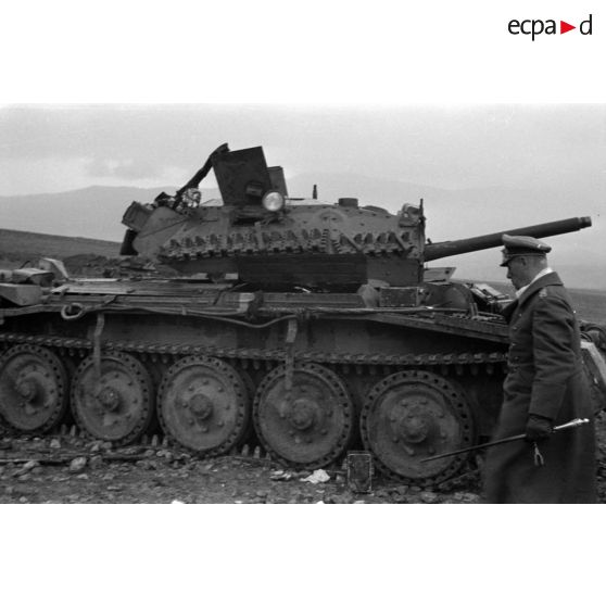 Le maréchal (Generalfeldmarschall) Rommel examine un char britannique MkVI Crusader III détruit de la 6th AD.