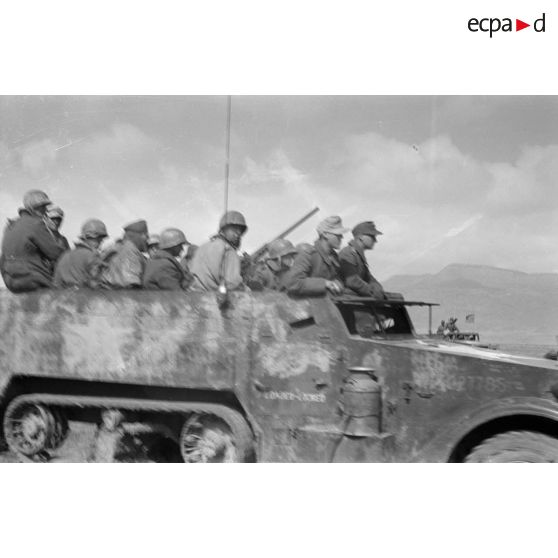 Image floue d'un half-track capturé par la 10.Panzer-Division et chargé de prisonniers américains.