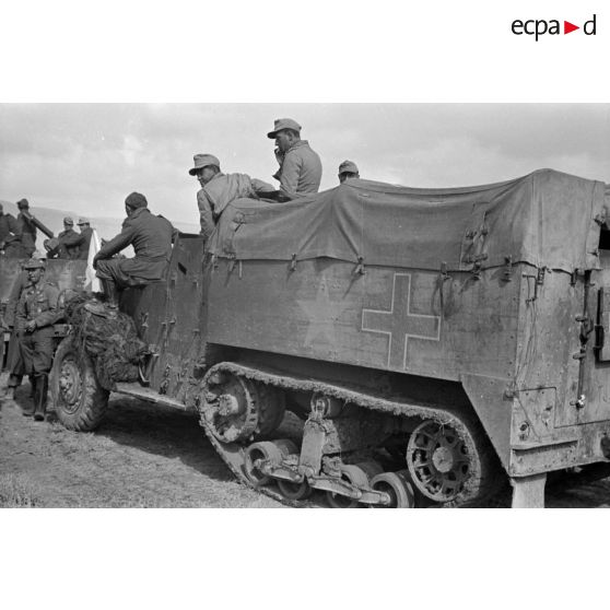 Un half-track (APC M2) avec leur nouvel équipage allemand.