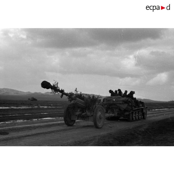 Un Sd.kfz.10 tracte un canon de 76,2 mm antichar d'origine soviétique baptisé dans l'armée allemande 76,2 mm Pak 36 (r).