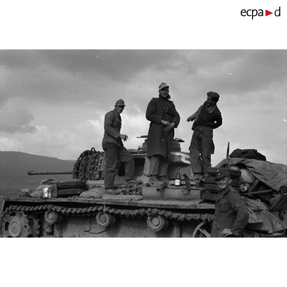 L'équipage d'un char Panzer III (Pz-III Ausf-J ou Ausf-L) fait une pause à l'extérieur du véhicule.